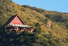 Desde el cerro El Camello el pueblo ofrece una de las mejores panorámicas de las sierras cordobesas.