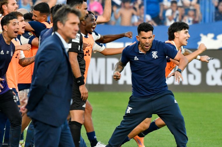 Tensión entre ídolos xeneizes: el Mellizo explicó su saludo con Carlos Tevez y aclaró cómo es hoy su relación con el DT de Talleres.