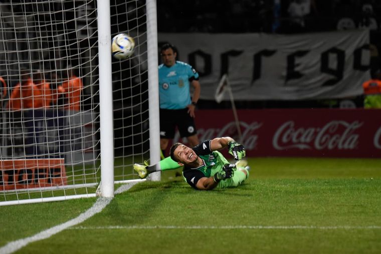 Atajada, palo y felicidad. La cara del arquero de Gimnasia lo dice todo. Su actuación valió un ascenso.&nbsp;