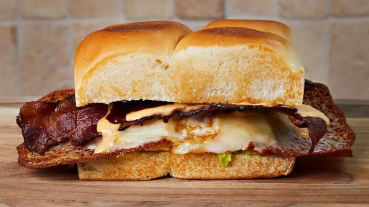 Entre un 10% y un 15% de los nitratos que consumimos proviene de la carne. Foto: GETTY IMAGES