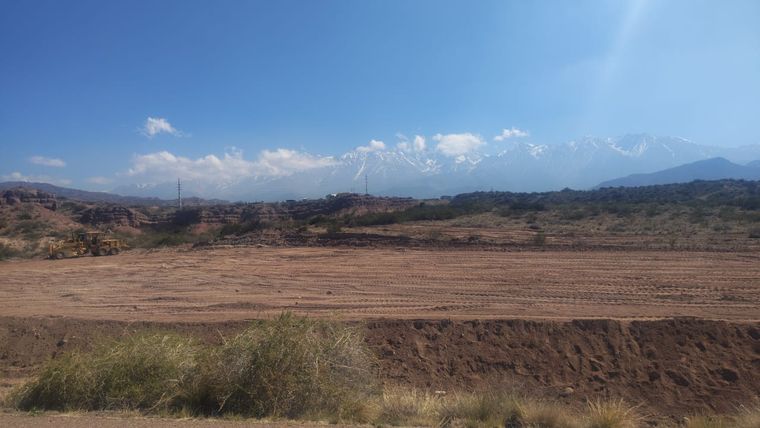 Estacionamiento en la costa sur de Potrerillos