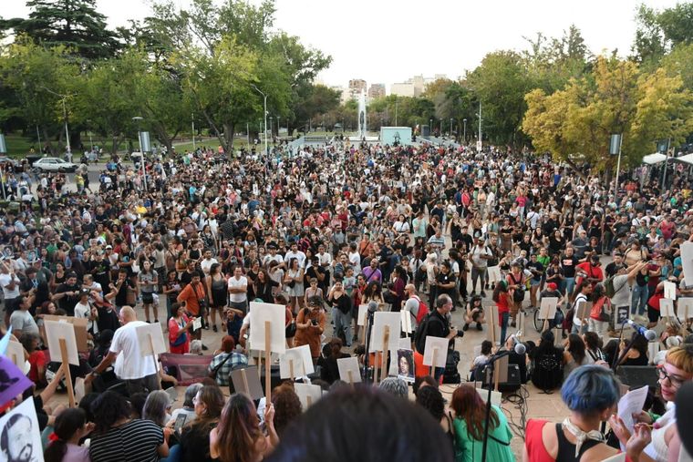 Los mendocinos también marcharon por la Memoria, Verdad y Justicia. Foto: ALF PONCE MERCADO / MDZ