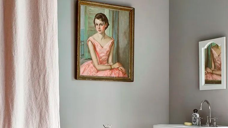 No existe una forma correcta o incorrecta de elegir las obras de arte para el baño, pero lo que se introduzca debe ir en sintonía con el diseño del baño. Foto: Annie Sloan