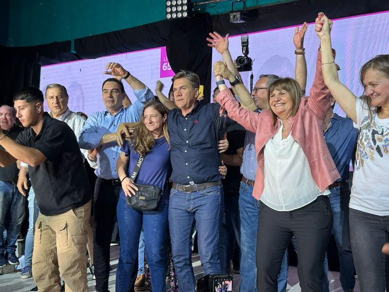 El radical Leandro Zdero celebró su triunfo en Chaco junto a Patricia Bullrich y Gustavo Valdés Foto: Prensa Patricia Bullrich
