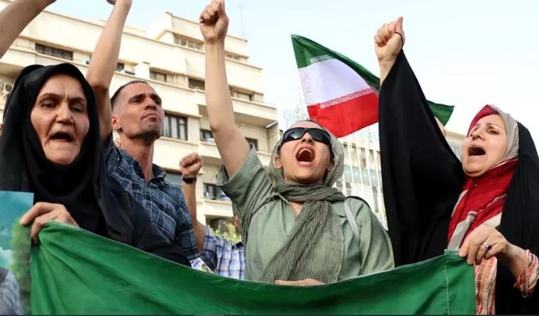 Irán celebra la caída de aviones de Estados Unidos en Kuwait. Foto Efe Irán celebra la caída de aviones de Estados Unidos en Kuwait. Foto Efe