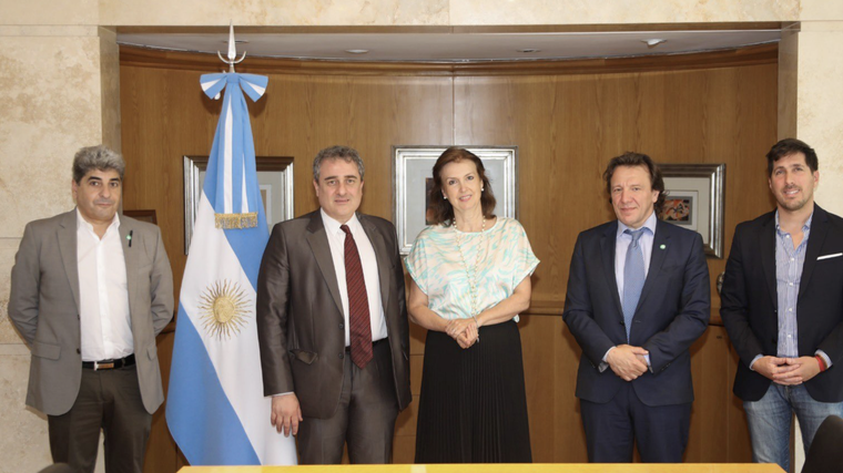 Mondino con autoridades del Centro Islámico Foto: Cancillería Twitter
