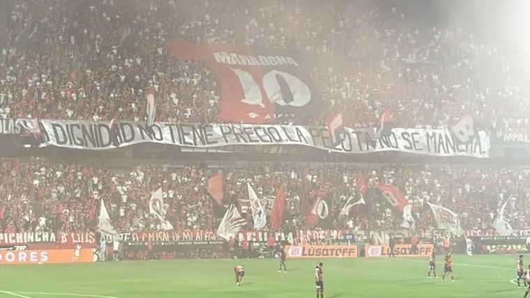 La bandera que desplegaron los hinchas de Newells por el polémico título de Central como campeón de Liga 2025.