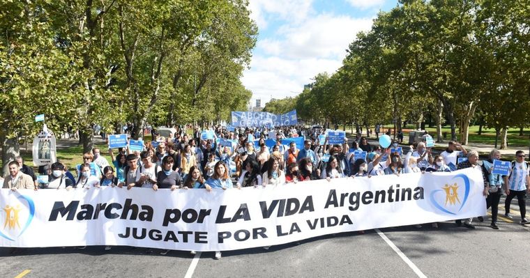 La propuesta organiza, en clave narrativa, los hitos del debate político y social: manifestaciones públicas.