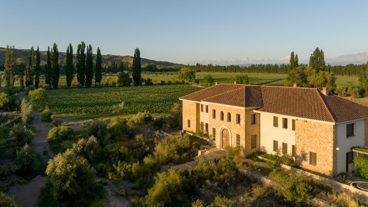 La bodega y el viñedo cuentan con un diseño pensado bajo la filosofía biodinámica. La bodega y el viñedo cuentan con un diseño pensado bajo la filosofía biodinámica.