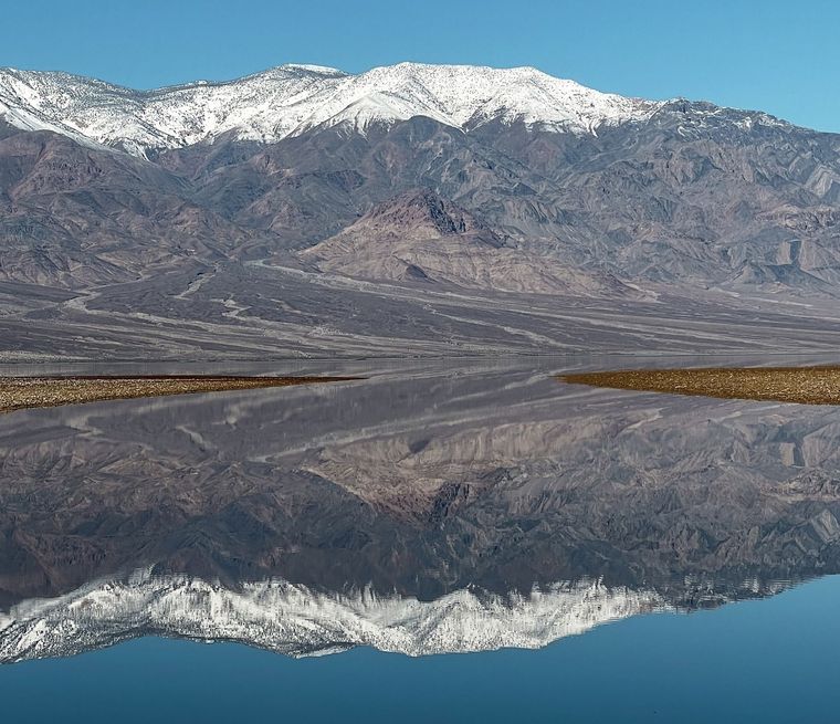 El antiguo lago de la cuenca Badwater reapareció después de haberse evaporado hace miles de años Foto: Europa Press