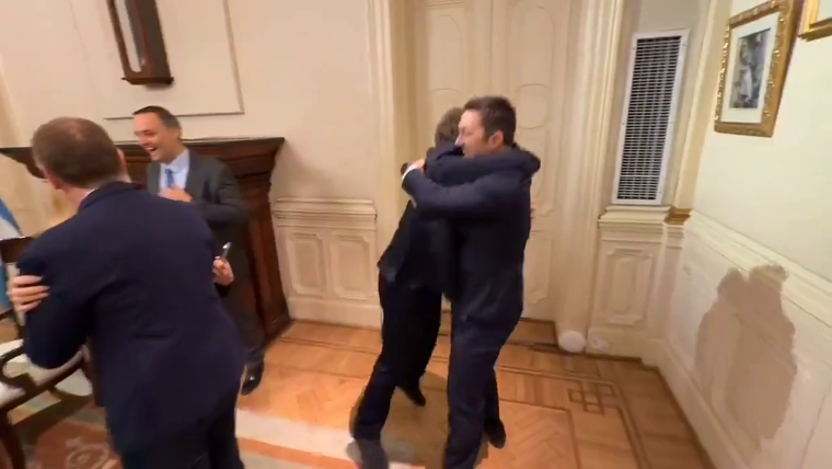El efusivo saludo entre Javier Milei y Luis Petri