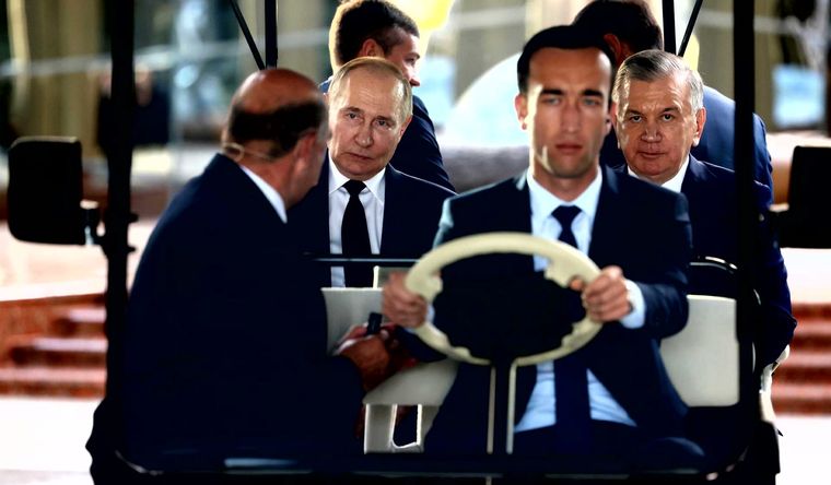 El presidente ruso Vladimir Putin y el presidente uzbeko Shavkat Mirziyoyev, hoy. Foto: Efe.