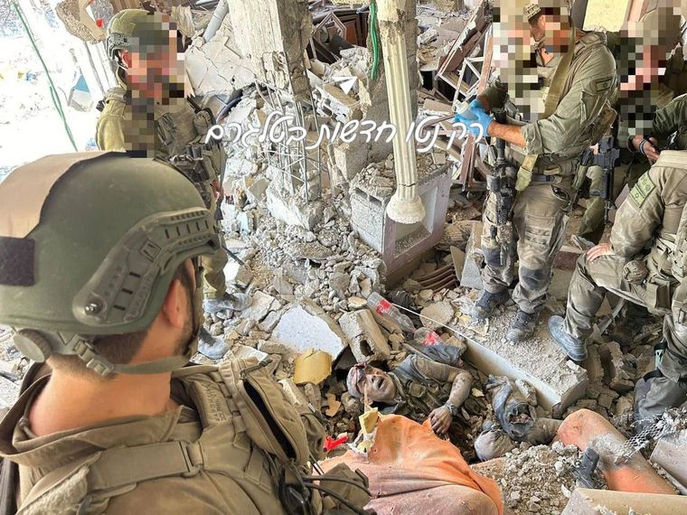 El momento en que los soldados israelíes encontraron el cuerpo de Yahya Sinwar