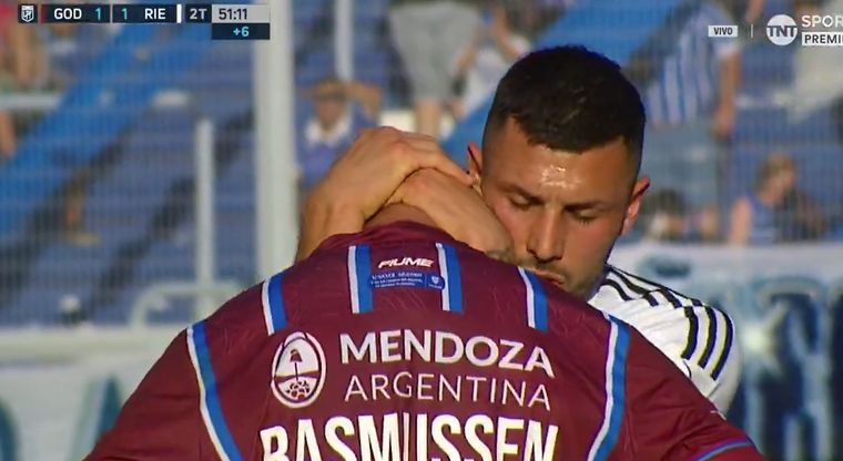 El descenso de categoría de Godoy Cruz dejó una imagen que cruzó camisetas y roles dentro de la cancha. Foto: captura de TV.&nbsp;