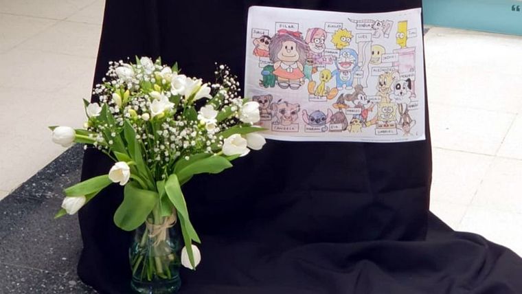 Altar en memoria de Pilar, en el IES Guadalpín de Marbella, España. Foto: Nius