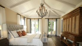 Un dormitorio blanco oon un mueble grande de madera que rompe la monotonía. Créditos: Pexels. Un dormitorio blanco oon un mueble grande de madera que rompe la monotonía. Créditos: Pexels.