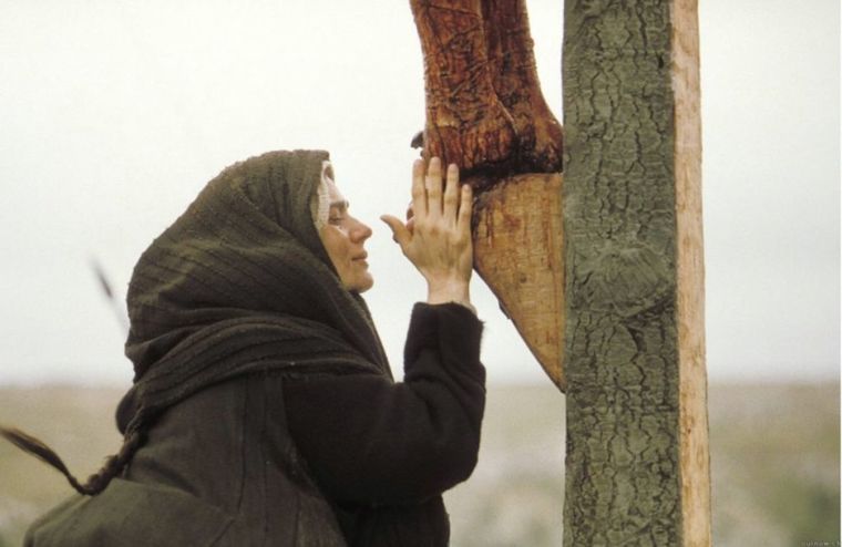 El dolor de María junto a la cruz de su Hijo. Foto: Archivo.
