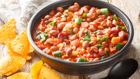 Esta receta se asocia con reuniones familiares y asados, donde se sirve como guarnición infaltable, representando la unión y el sabor de la cocina mexicana tradicional.