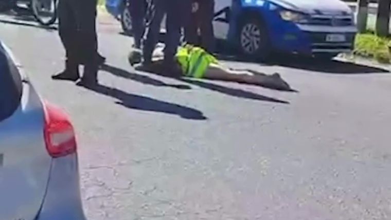 Escándalo en Neuquén: detuvieron a un hombre que se desnudó en la calle.