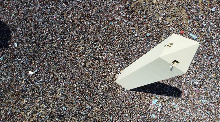 El Obelisco se erige entre una masa de gente que se agolpa esperando a la Selección Foto: TELAM