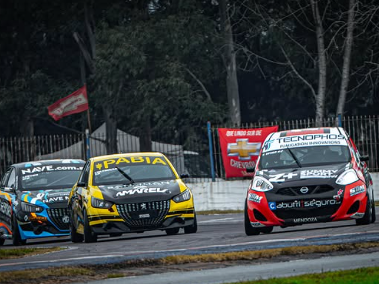 Una carrera apretada en La Plata. Una carrera apretada en La Plata.