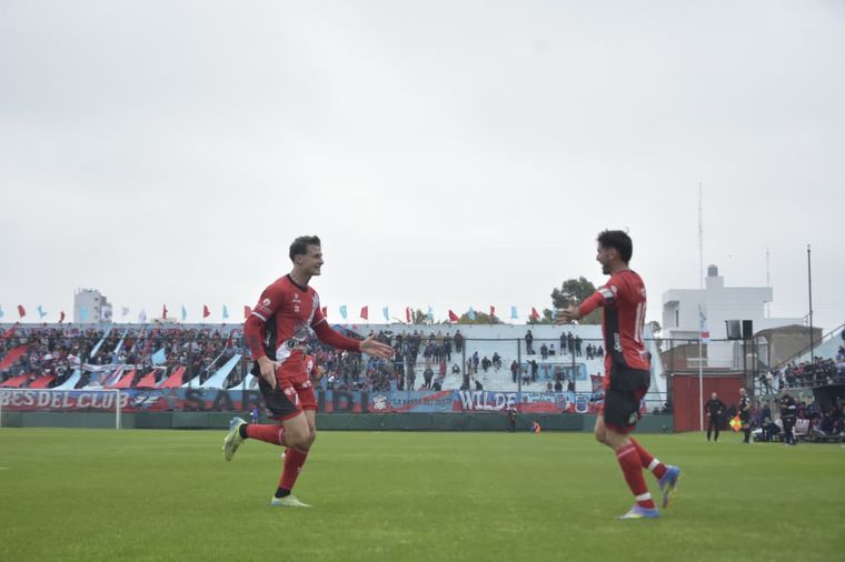 Pío Bonacci convirtió el 1-0 para Maipú y lo festeja con Marcelo Eggel, quien se fue expulsado por aplicarle un cabezazo a un adversario. Pío Bonacci convirtió el 1-0 para Maipú y lo festeja con Marcelo Eggel, quien se fue expulsado por aplicarle un cabezazo a un adversario. 