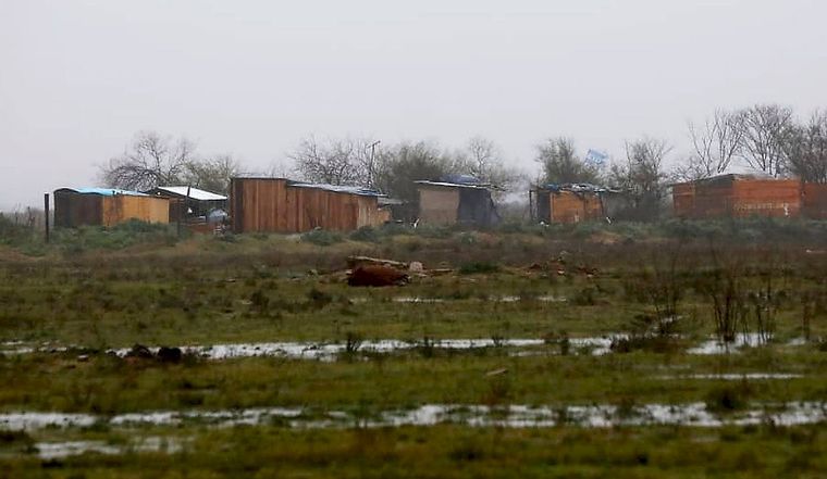 Los niños jugaban en el descampado y dieron con el macabro hallazgo que los dejó en shock