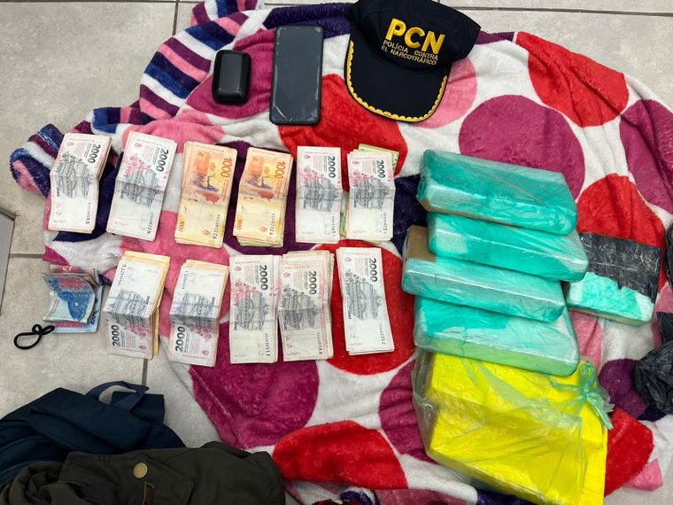 La sospechosa fue detenida en la terminal de omnibus de San Martín con varios kilos de estupefacientes.