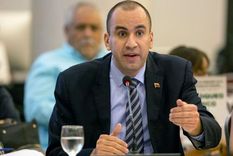 Devoe es abogado y ha ocupado numerosos cargos jurídicos y diplomáticos.