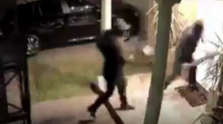 Los delincuentes entraron a una casa rompiendo la puerta con un ariete en un llamativo robo donde simularon ser policías aplicando un allanamiento.