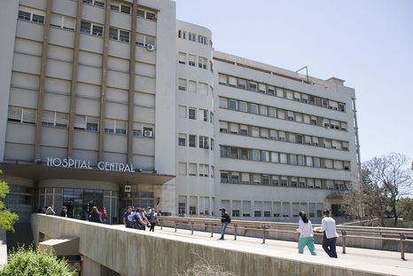La víctima sufrío un traumatismo encéfalo craneano y quedó internada en la Unidad de Terapia Intensiva del Hospital Central. Foto: ALF PONCE MERCADO / MDZ La víctima sufrío un traumatismo encéfalo craneano y quedó internada en la Unidad de Terapia Intensiva del Hospital Central. Foto: ALF PONCE MERCADO / MDZ