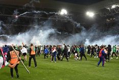 Los hinchas dentro del campo. Foto: EFE
