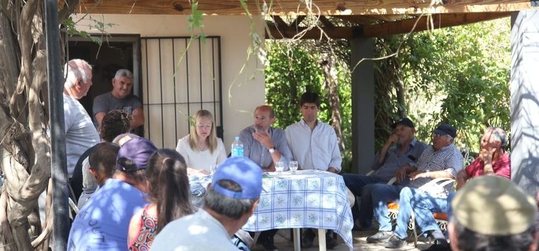 Vargas Arizu y Hebe Casado junto a productores del sur. Foto: Gobierno de Mendoza