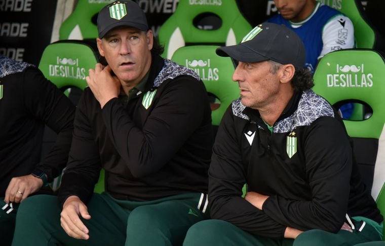 Pedro Troglio, entrenador de Banfield, junto a su ayudante de campo, Gustavo Reggi. Pedro Troglio, entrenador de Banfield, junto a su ayudante de campo, Gustavo Reggi.
