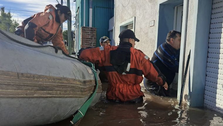 Los efectivos entraban casa por casa en búsqueda de las personas atrapadas por el agua Foto: Imagen Ilustrativa / Ministerio de Seguridad