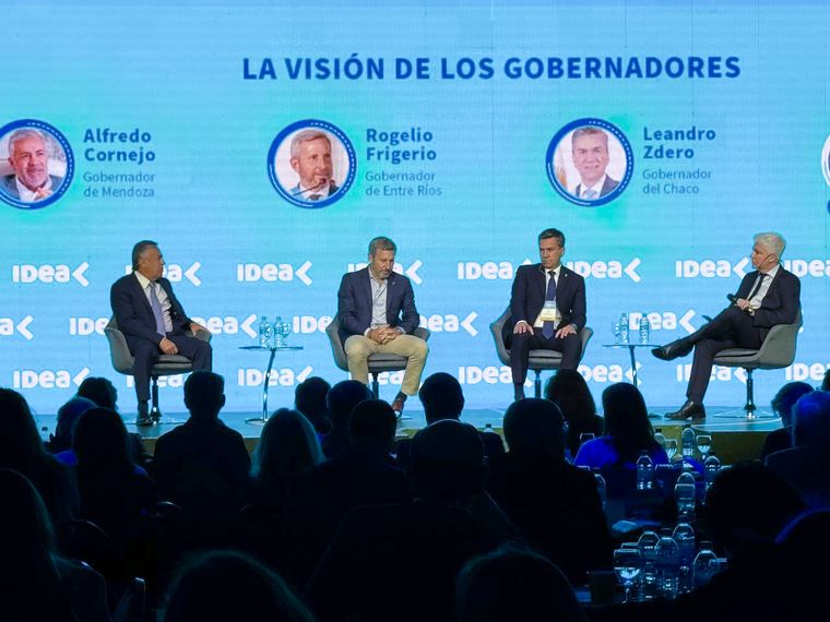 Los tres gobernadores que participaron del último día en el Coloquio IDEA. Foto: Prensa IDEA. Los tres gobernadores que participaron del último día en el Coloquio IDEA. Foto: Prensa IDEA.