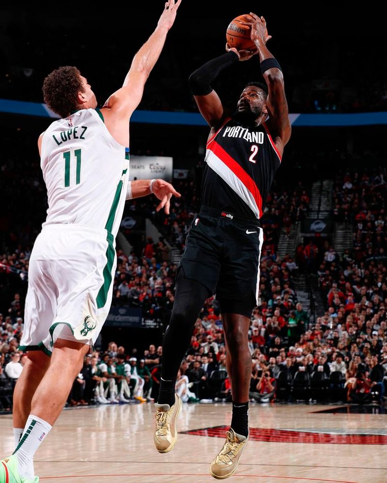 Deandre Ayton reveló que estuvo mucho tiempo sin dormir en una cama al llegar a Portland. Su sueldo es mayor a 32 millones de dólares. Foto: @deandreayton