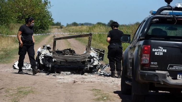 El hombre y la beba de un año y medio fueron alcanzados por las balas. En tanto, la madre fue encontrada horas más tarde dentro de un auto calcinado