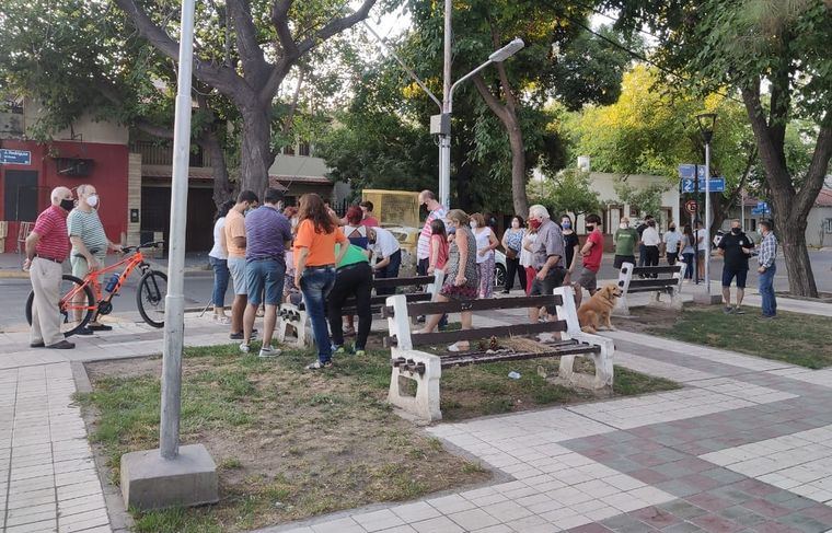 En la plaza Los vecinos se sienten intranquilos y se reunieron para buscar soluciones.