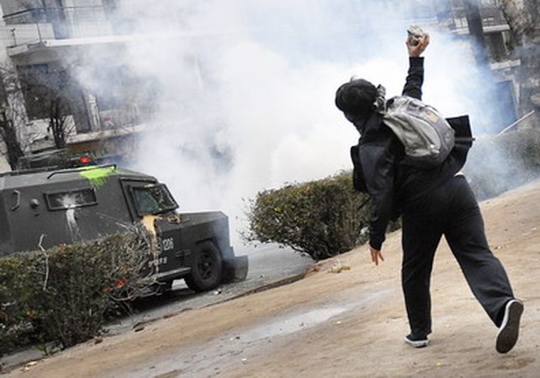 Gases lacrimógenos en disturbios en Chile. Foto: EFE