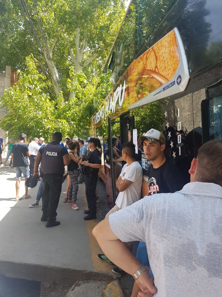 Furia en la calle Los pasajeros se pelearon con los choferes Foto: Foto aportada por un lector