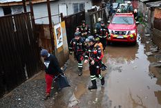 Los bomberos y las fuerzas de seguridad asisten a damnificados por el temporal en Chile.&nbsp;