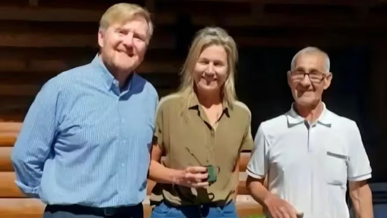 Carlos Ancapichun junto al rey Guillermo de Países Bajos y la reina Máxima Zorreguieta.