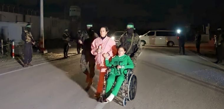 Karina Engelbert fue liberada junto a Mika y Yuval Foto: Captura de video