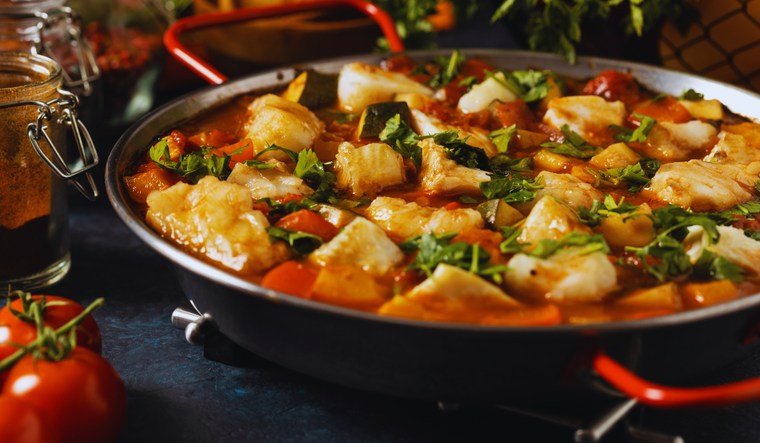 Esta receta de guiso de bacalao se popularizó por usar pescado salado, fácil de conservar durante meses.
