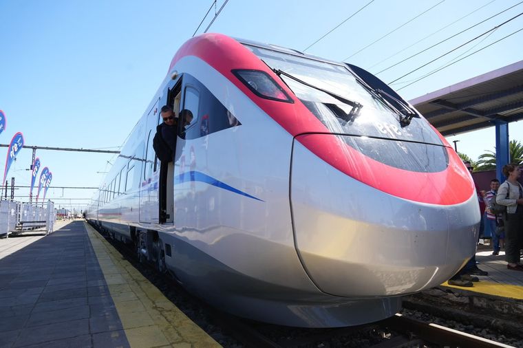 CHILE El tren comercial llegó a Curicó Foto: X / @MTTChile