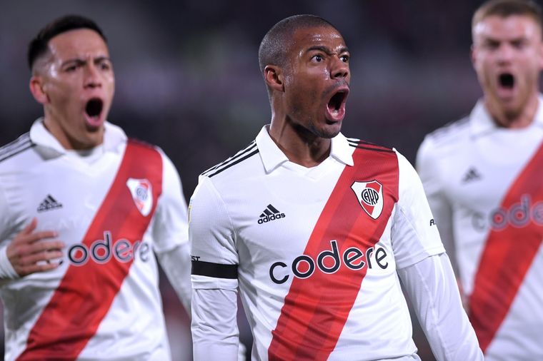 De La Cruz celebra el gol de la victoria. Foto: Télam