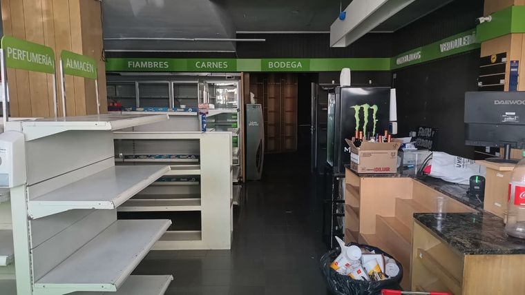 Algunos locales de Super A ya fueron vaciados en sus estanterías. Algunos locales de Super A ya fueron vaciados en sus estanterías.