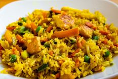 un almuerzo economico, disfruta un pollo salteado con arroz y verduras