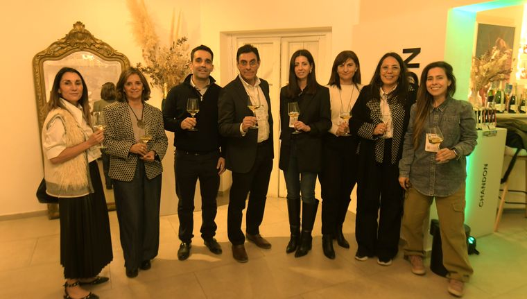 Autoridades de Valos ( Farid Nallim y Marcela Neme) junto a integrantes de Wines of Argentina. Autoridades de Valos ( Farid Nallim y Marcela Neme) junto a integrantes de Wines of Argentina.